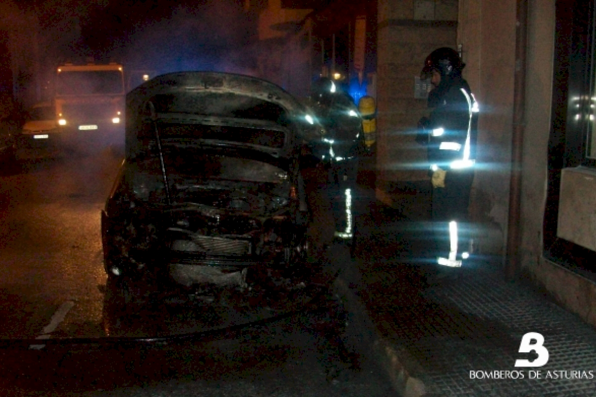 INCENDIO VEHICULO VILLAVICIOSA (2).jpg